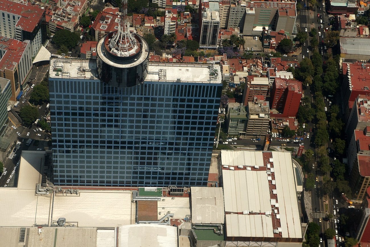 Aerial view of the World Trade Center tower in Mexico City, with the streets of the Napoles district around it.