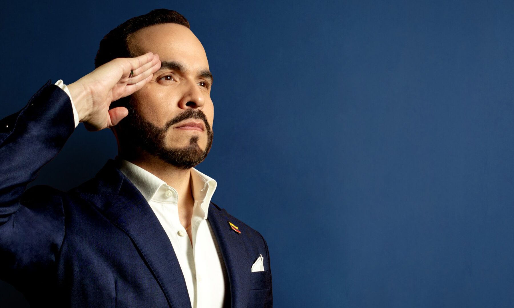 Abelardo de la Espriella saluting in a 2026 campaign photograph against a blue background