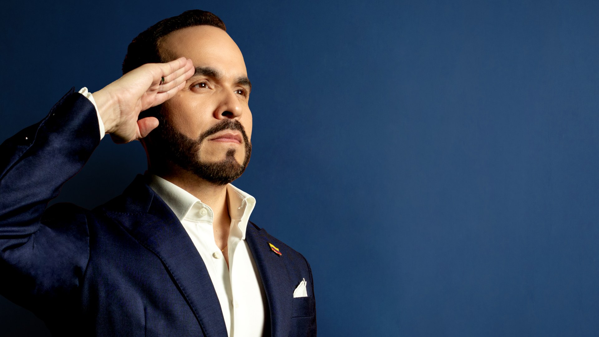 Abelardo de la Espriella saluting in a 2026 campaign photograph against a blue background