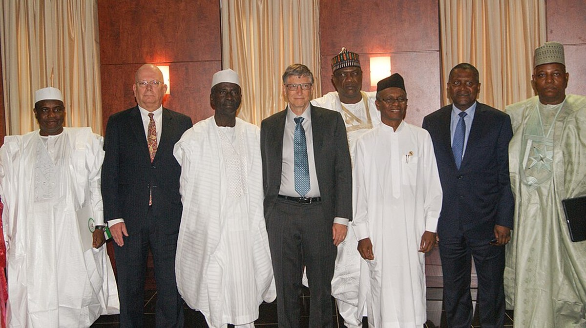 Aliko Dangote standing with Bill Gates, US Ambassador James Entwistle and northern Nigerian governors at an immunisation agreement signing