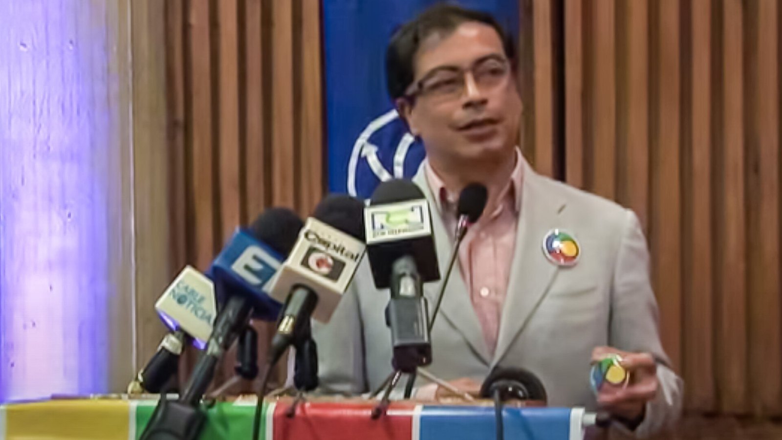 Gustavo Petro speaking at the launch of the Progresistas movement in Bogotá in March 2011