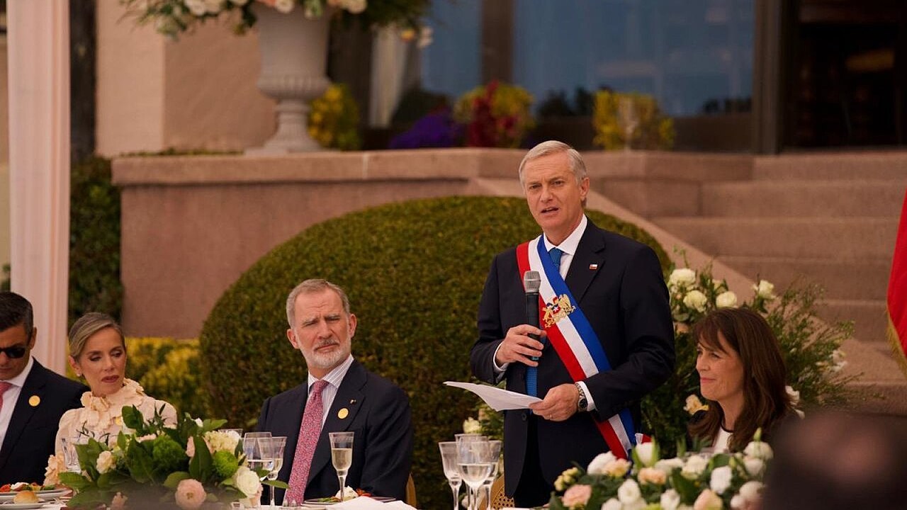 President José Antonio Kast speaking at Cerro Castillo after taking office on 11 March 2026, with Spain’s King Felipe VI seated