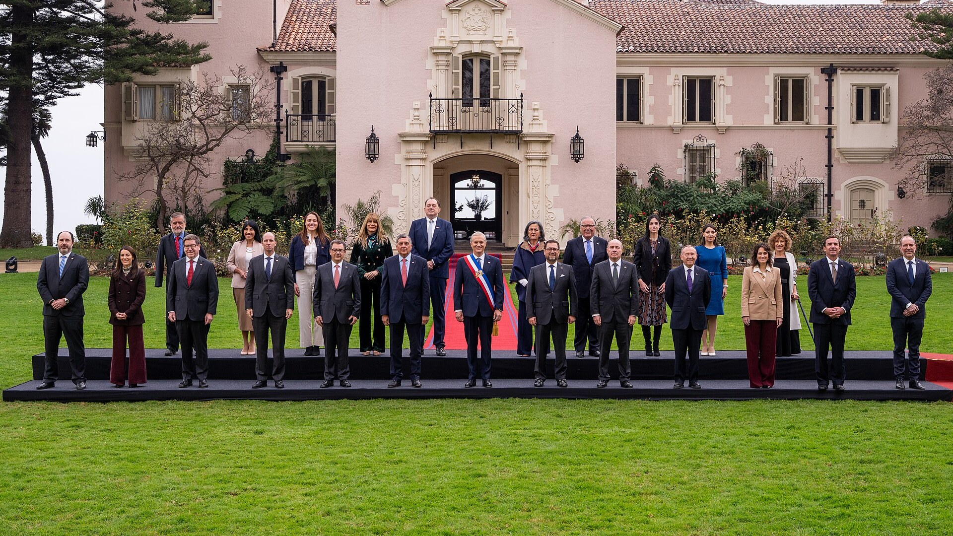 President José Antonio Kast with his cabinet in the official group photograph taken before the June 2026 state of the nation address