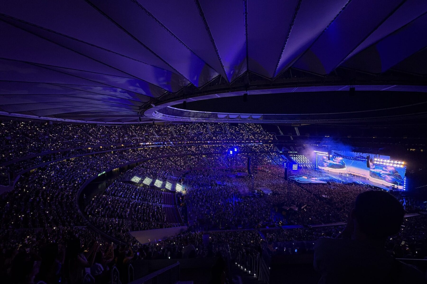 Aitana performing to a packed stadium at the Estadio Metropolitano in Madrid