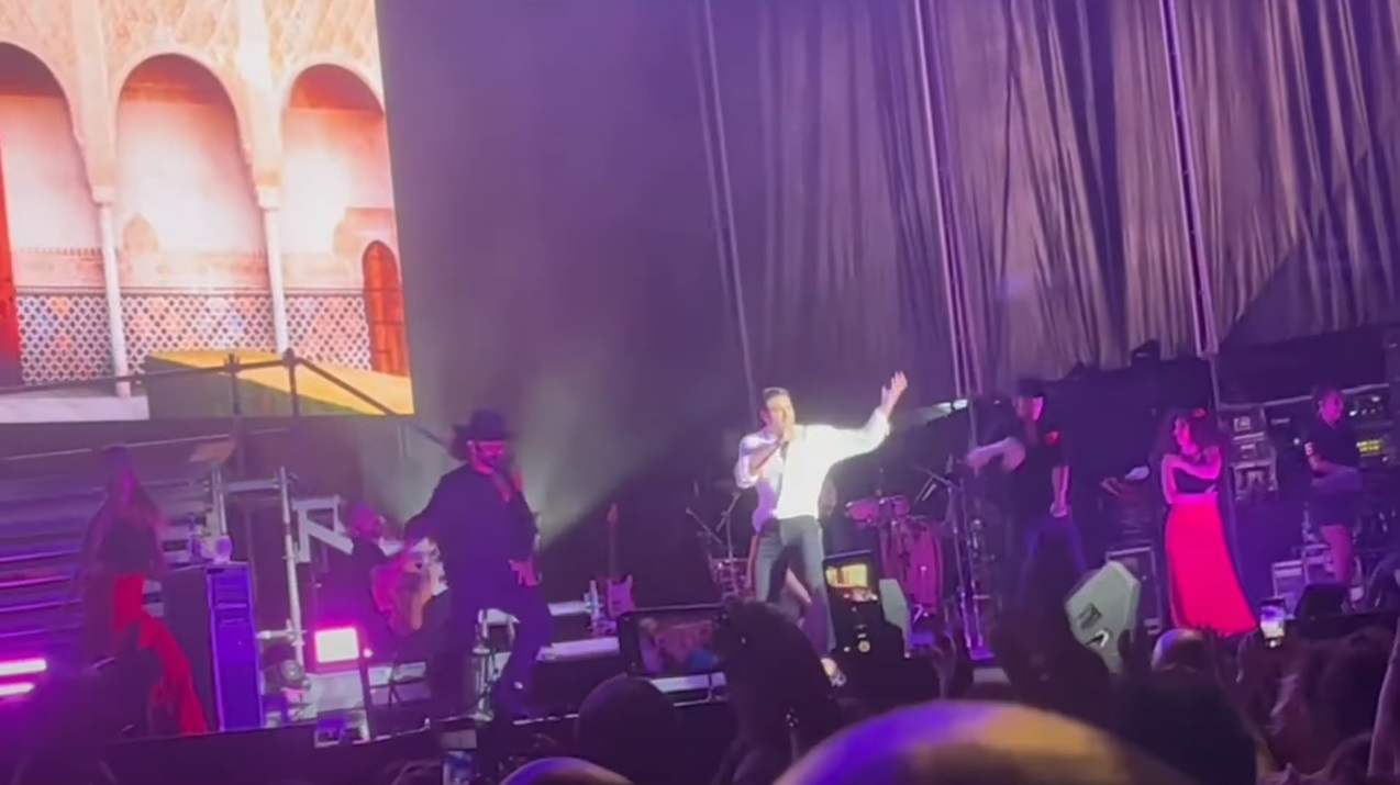 Carlos Rivera singing on stage during a concert in Spain