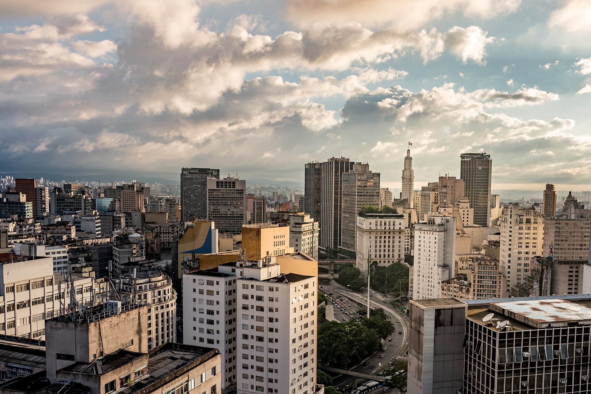 Skyline of central São Paulo with the Banespa tower in afternoon light
