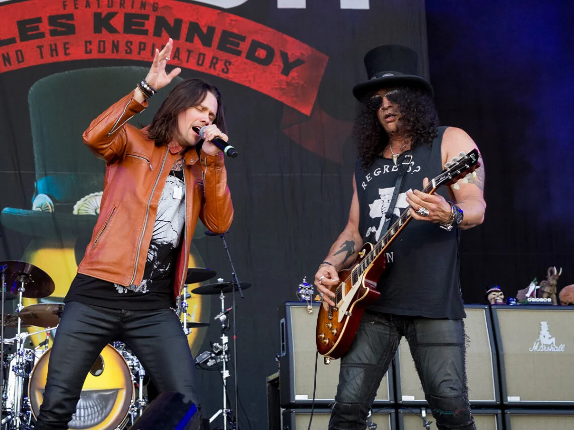 Slash-feat-Myles-Kennedy-The-Conspirators-2015-Far-Out-Magazine-1140x855
