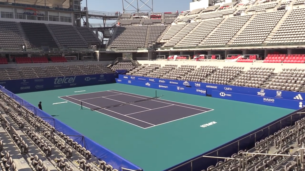 Main court and stands of Arena GNP Seguros in Acapulco, set up for a tennis tournament.