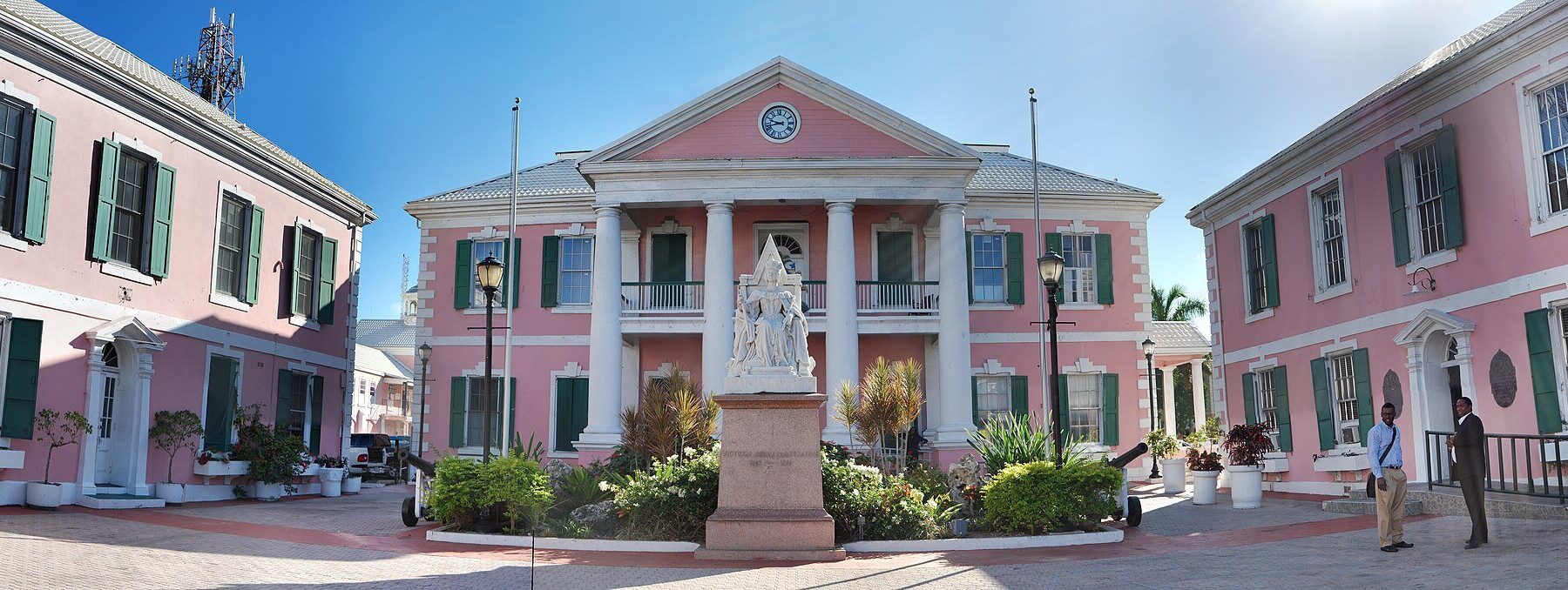 Parliament Square in Nassau with the statue of Queen Victoria in front of the pink parliamentary buildings