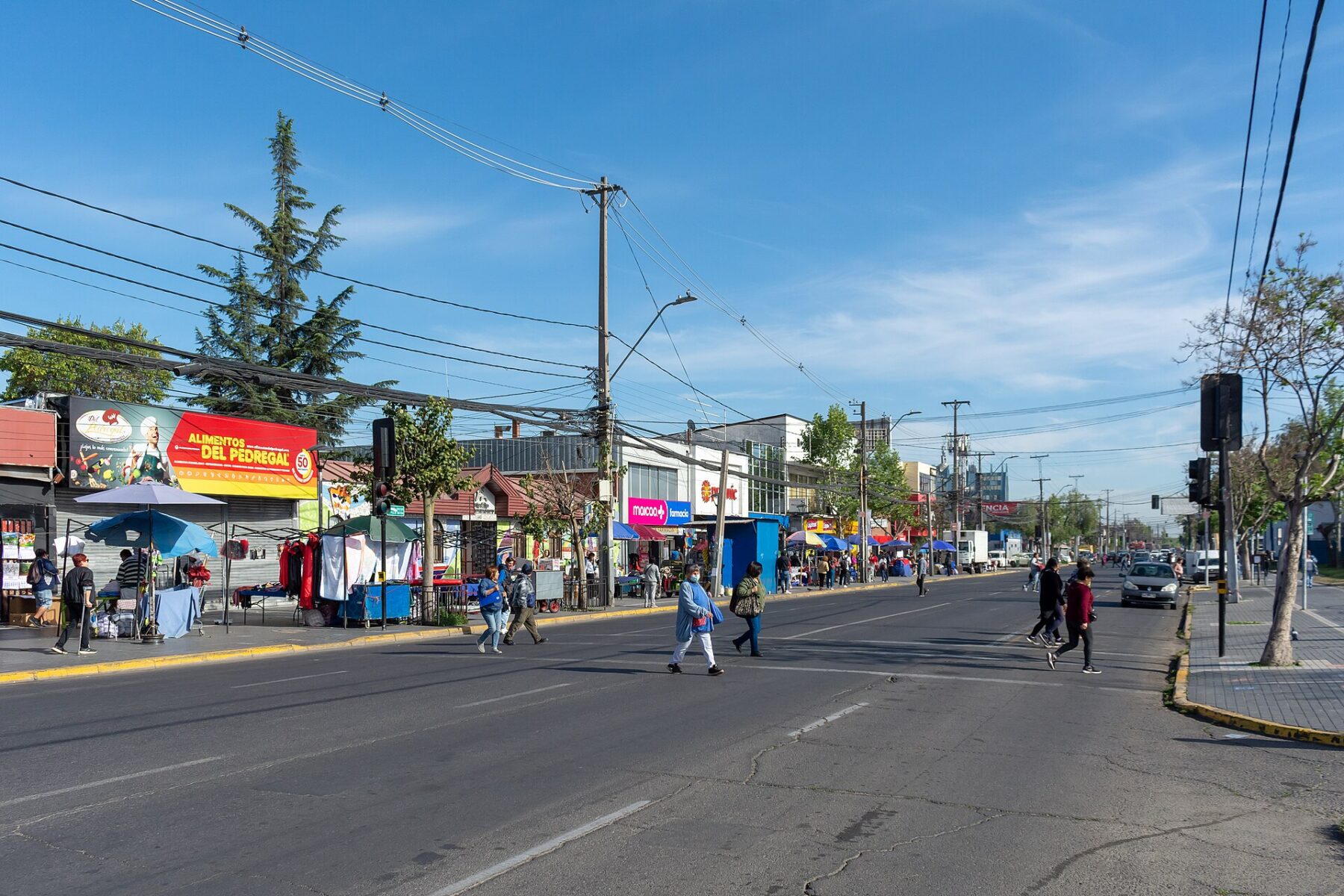 Avenida Concha y Toro, a commercial street in Puente Alto, Santiago, with market stalls and pedestrians
