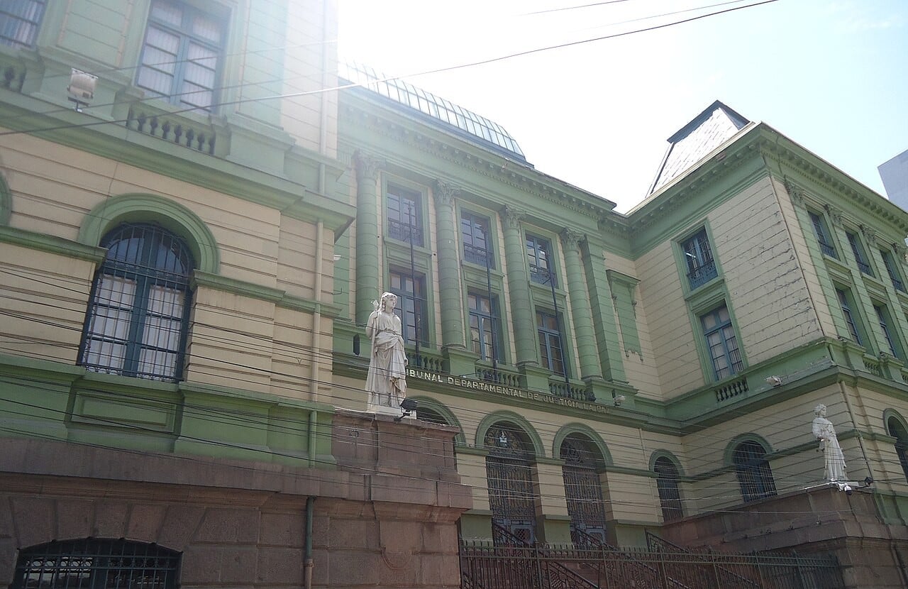 The La Paz Departmental Court of Justice building in La Paz, Bolivia, with statues on its facade and the court's name above the entrance