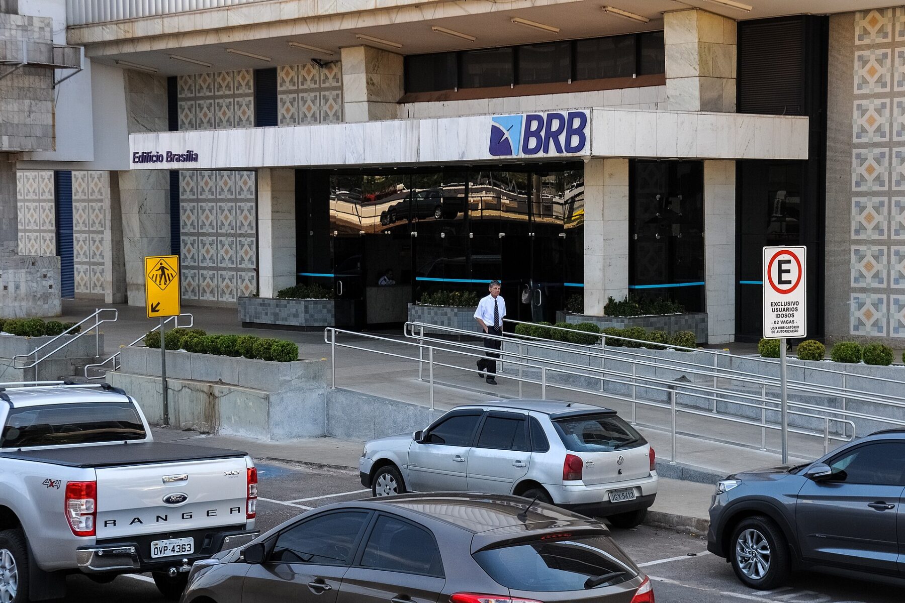 Entrance of the BRB headquarters, Edifício Brasília, in Brazil's capital