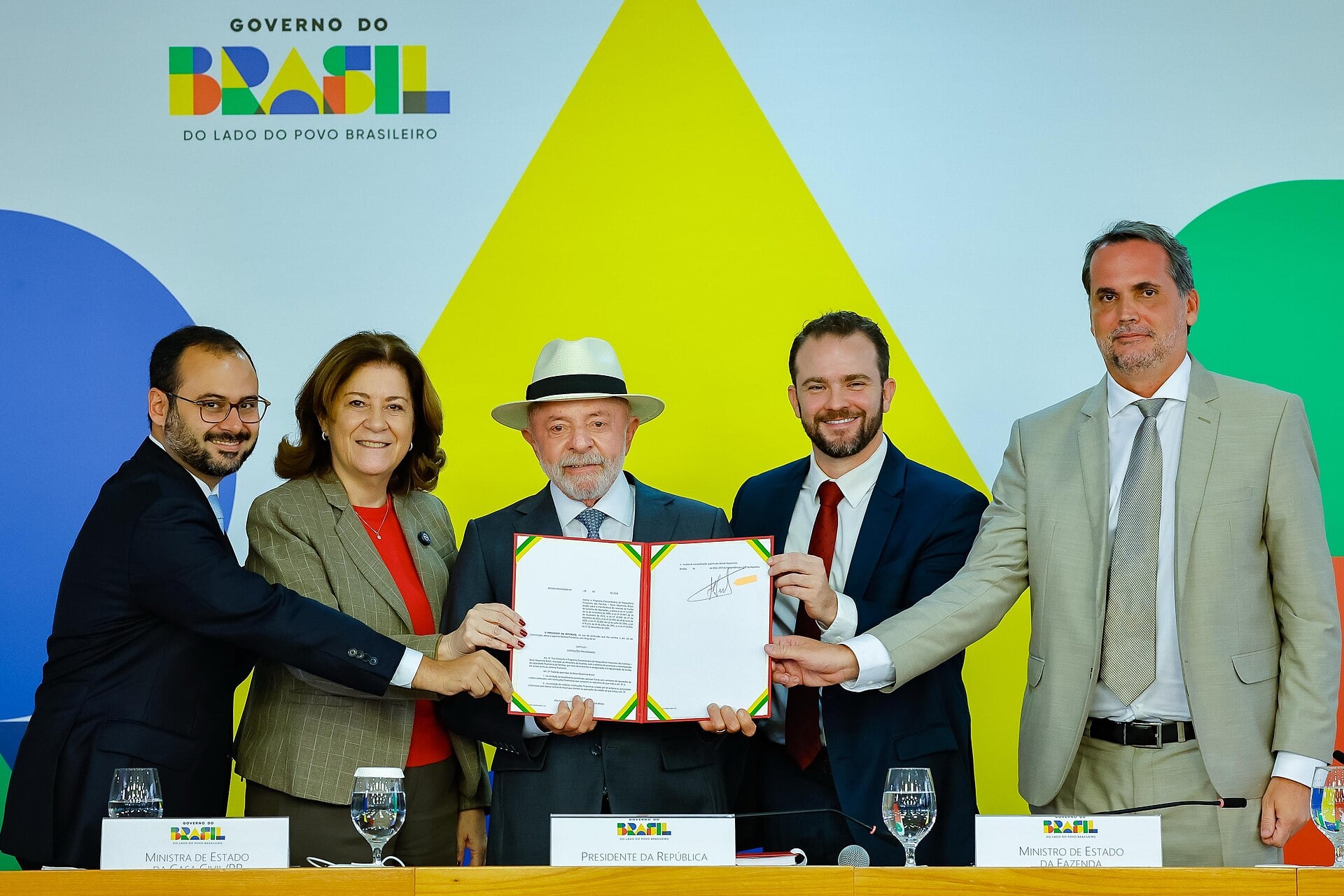 President Lula holds the signed provisional measure creating the Novo Desenrola debt relief programme with ministers at the Planalto Palace in Brasília, Brazil