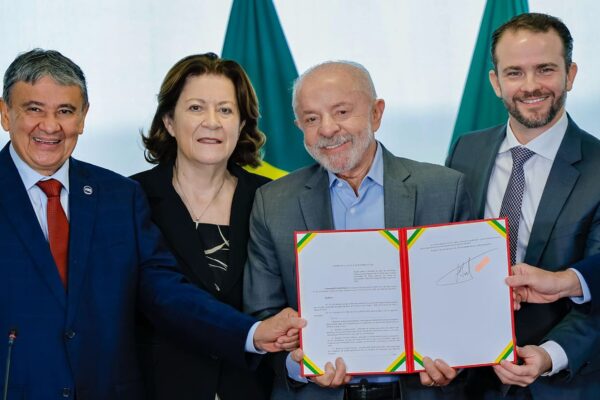 President Lula holds a signed decree at the Planalto Palace, with ministers at his side