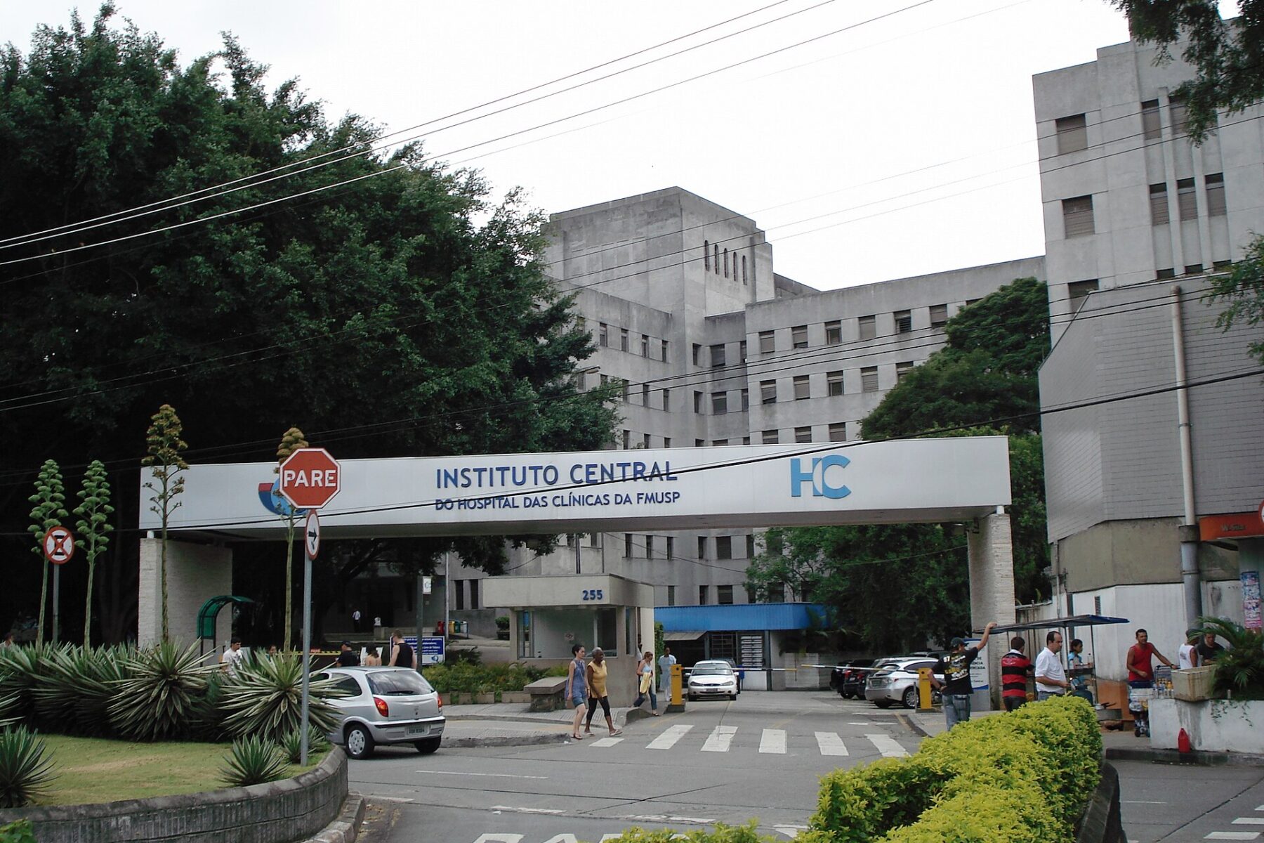 Brazil services: entrance to the Hospital das Clínicas teaching hospital in São Paulo