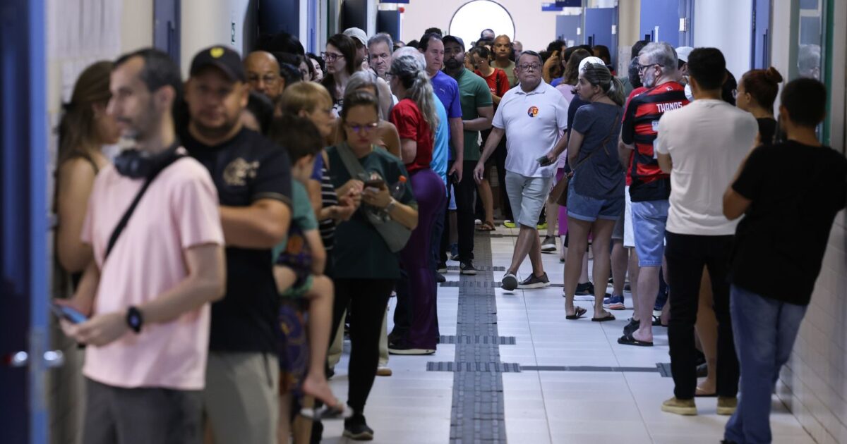 Voters queue in a school corridor at the Colégio Leonardo da Vinci polling station in Brasília during Brazil's first round on 4 October 2026