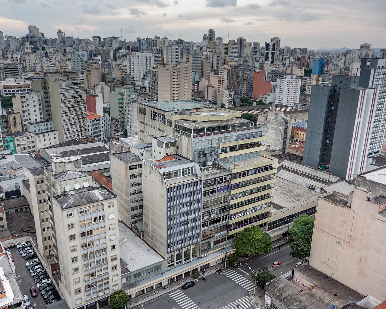 The Grupo Folha headquarters, with Folha de S.Paulo lettering over the entrance, among apartment towers in central São Paulo