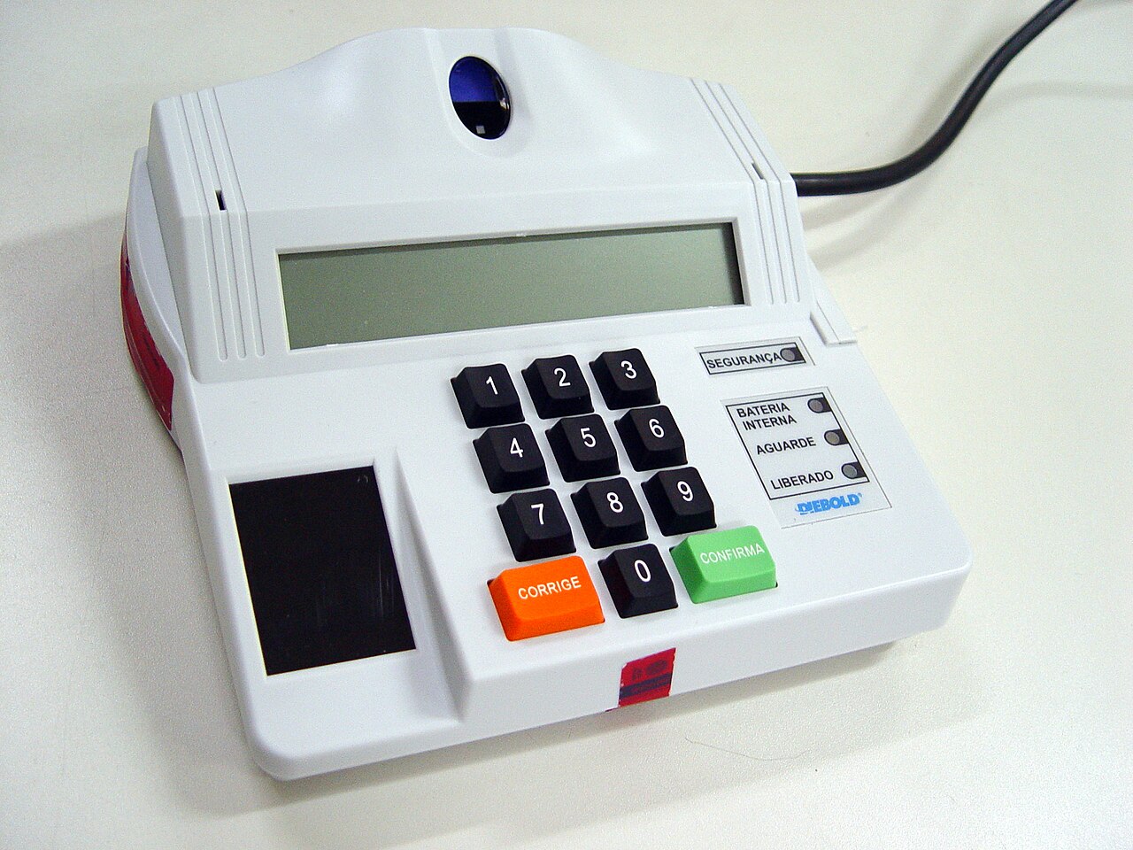 The poll worker terminal of a Brazilian electronic voting machine, with a number keypad, an orange Corrige key and a green Confirma key