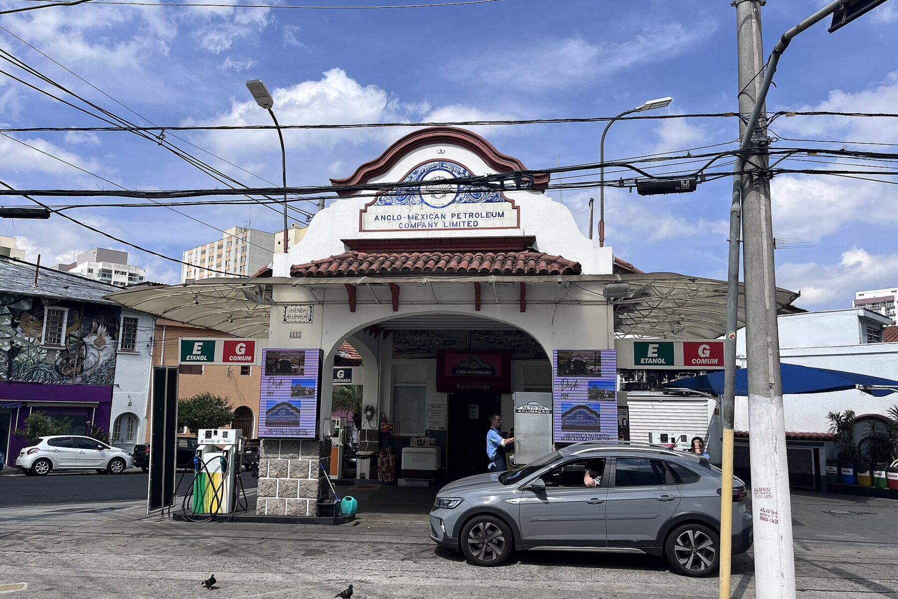 A fuel station in the Aclimação district of São Paulo advertising ethanol and regular gasoline