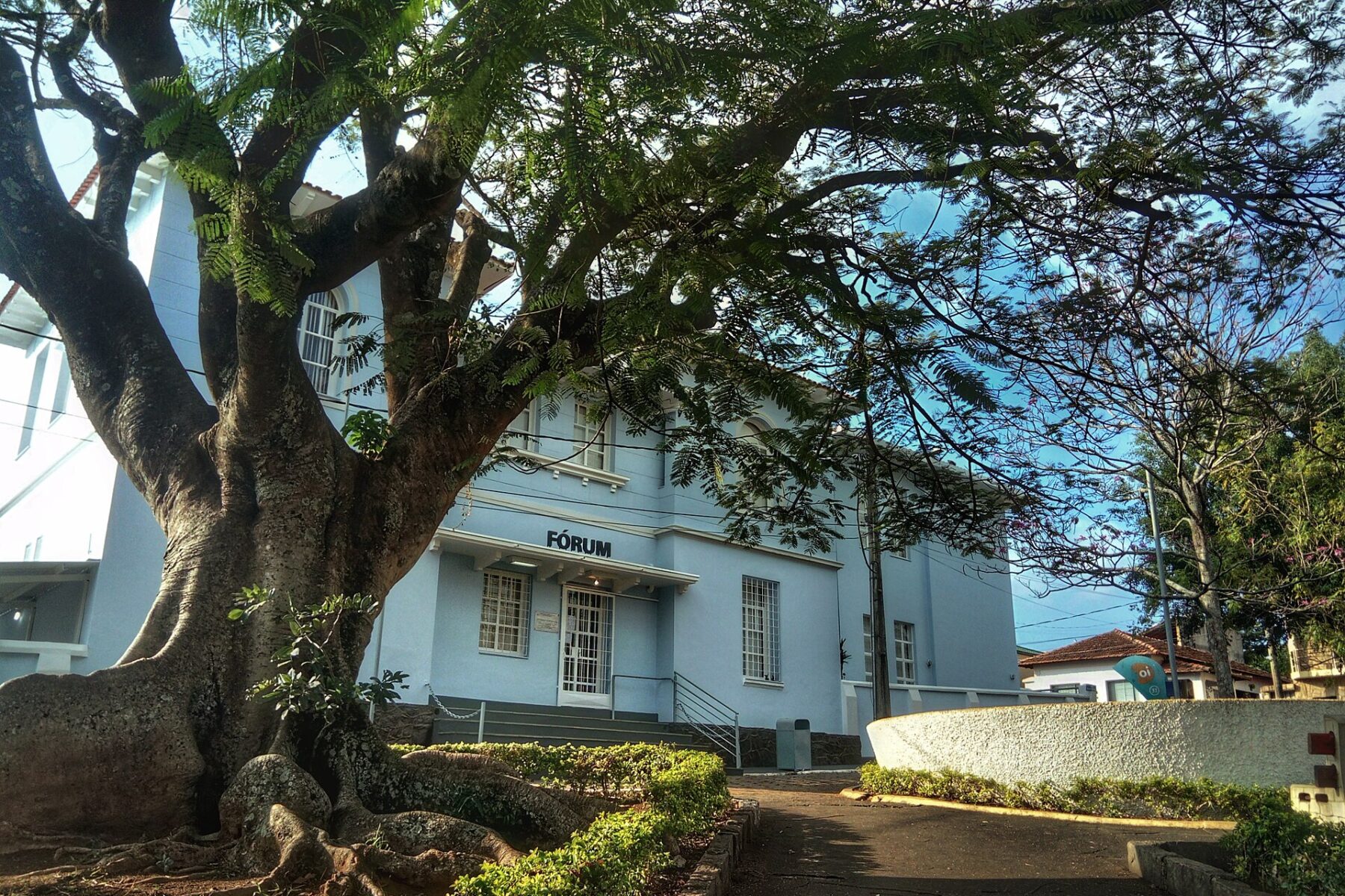 The Fórum, the court building of Botelhos, a town in Minas Gerais state, Brazil, shaded by a large tree