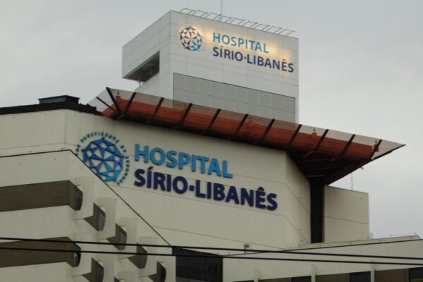 Facade of the Hospital Sírio-Libanês in São Paulo, Brazil, with the hospital name on two walls