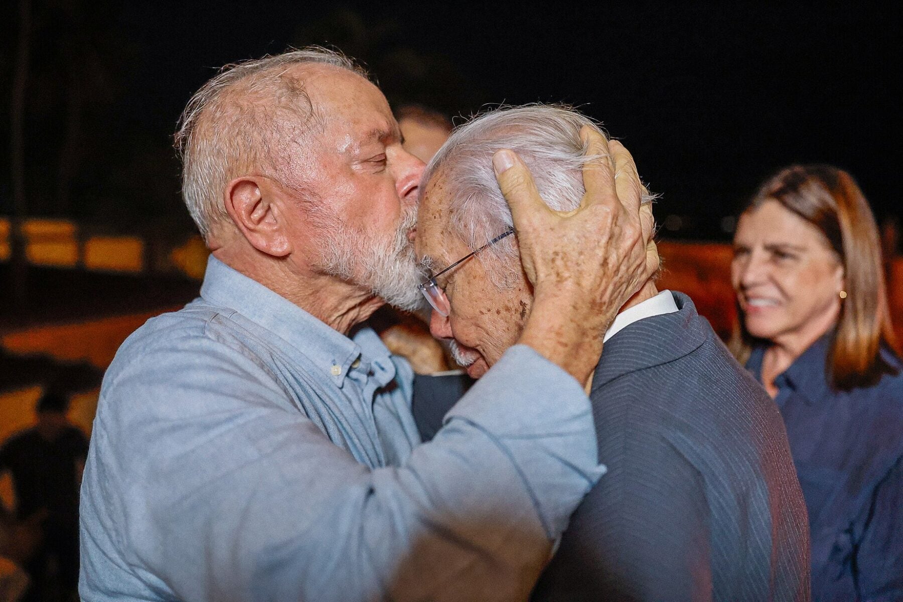 President Lula embraces former president José Sarney outside the Sarney family home in São Luís