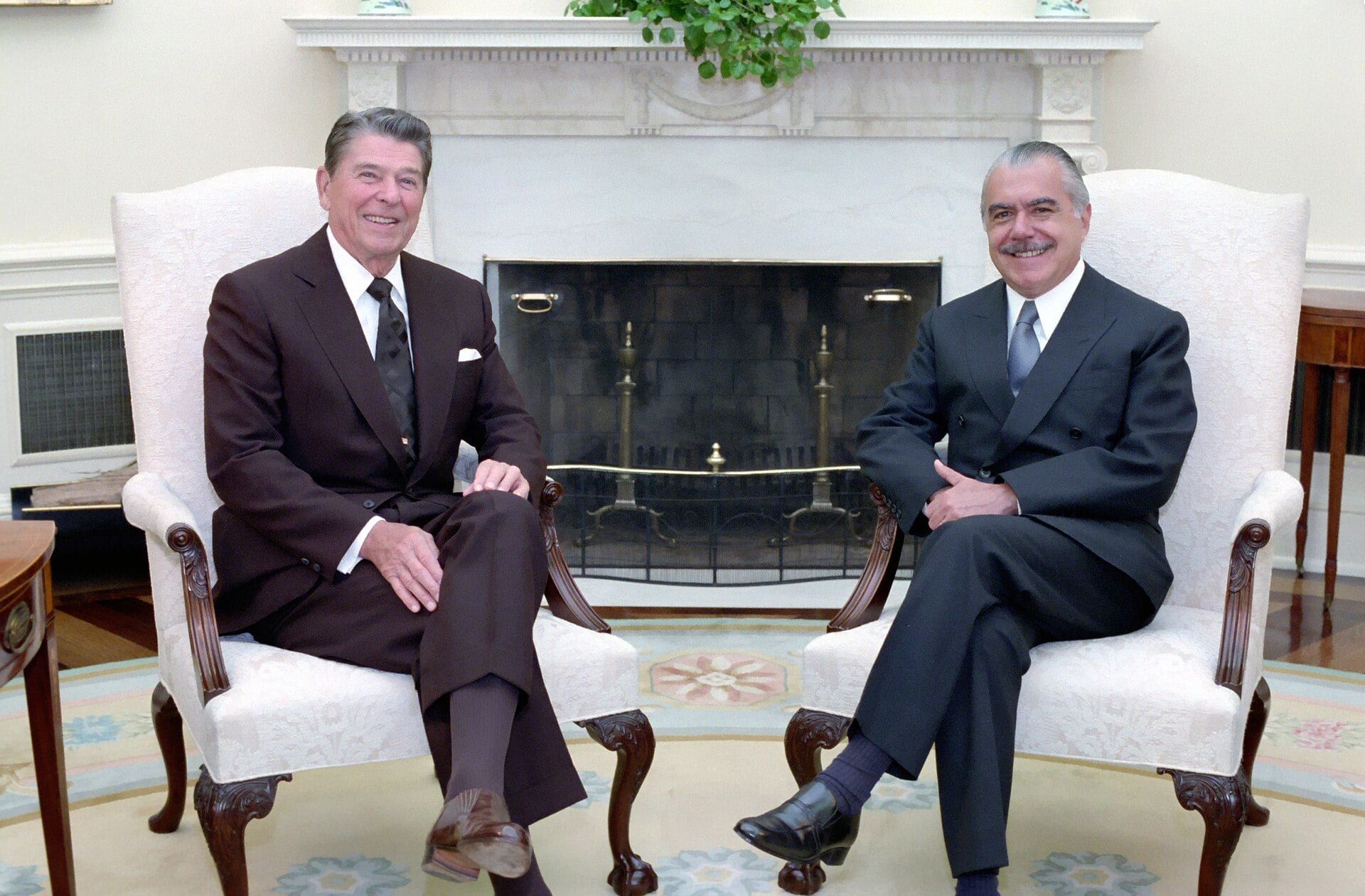 US President Ronald Reagan and Brazilian President José Sarney seated in the Oval Office