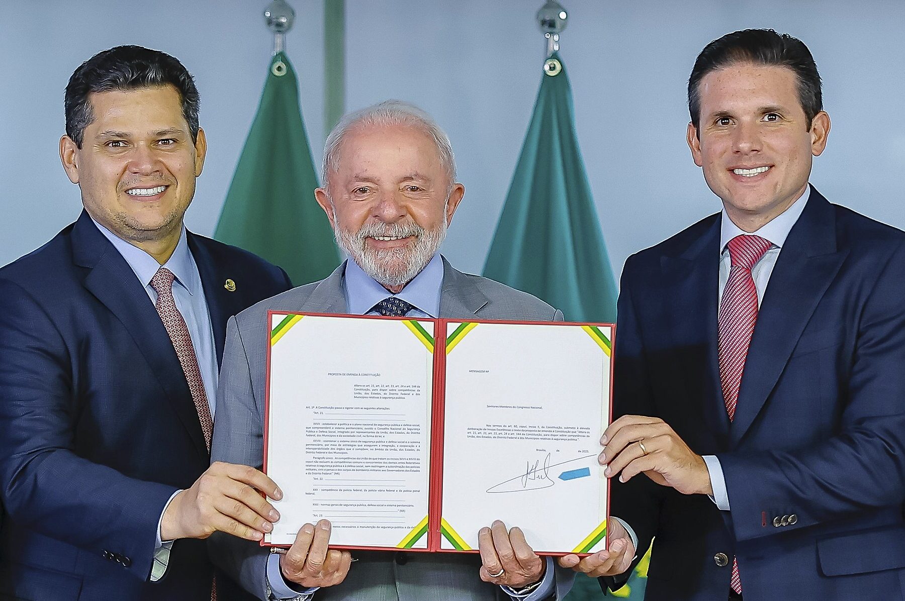 President Lula holds the signed public security amendment with the heads of Brazil's Senate and Chamber at the Planalto Palace