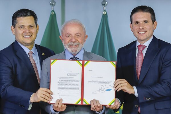 President Lula holds the signed public security amendment with the heads of Brazil's Senate and Chamber at the Planalto Palace