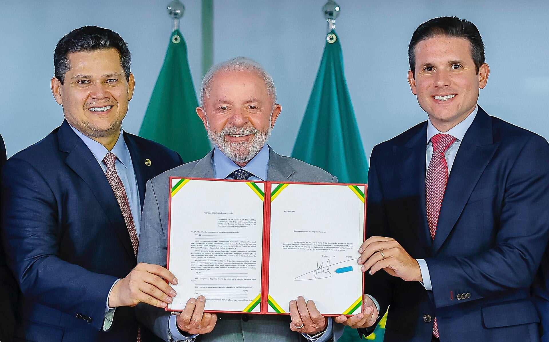 President Lula holds the signed public security amendment with the heads of Brazil's Senate and Chamber at the Planalto Palace