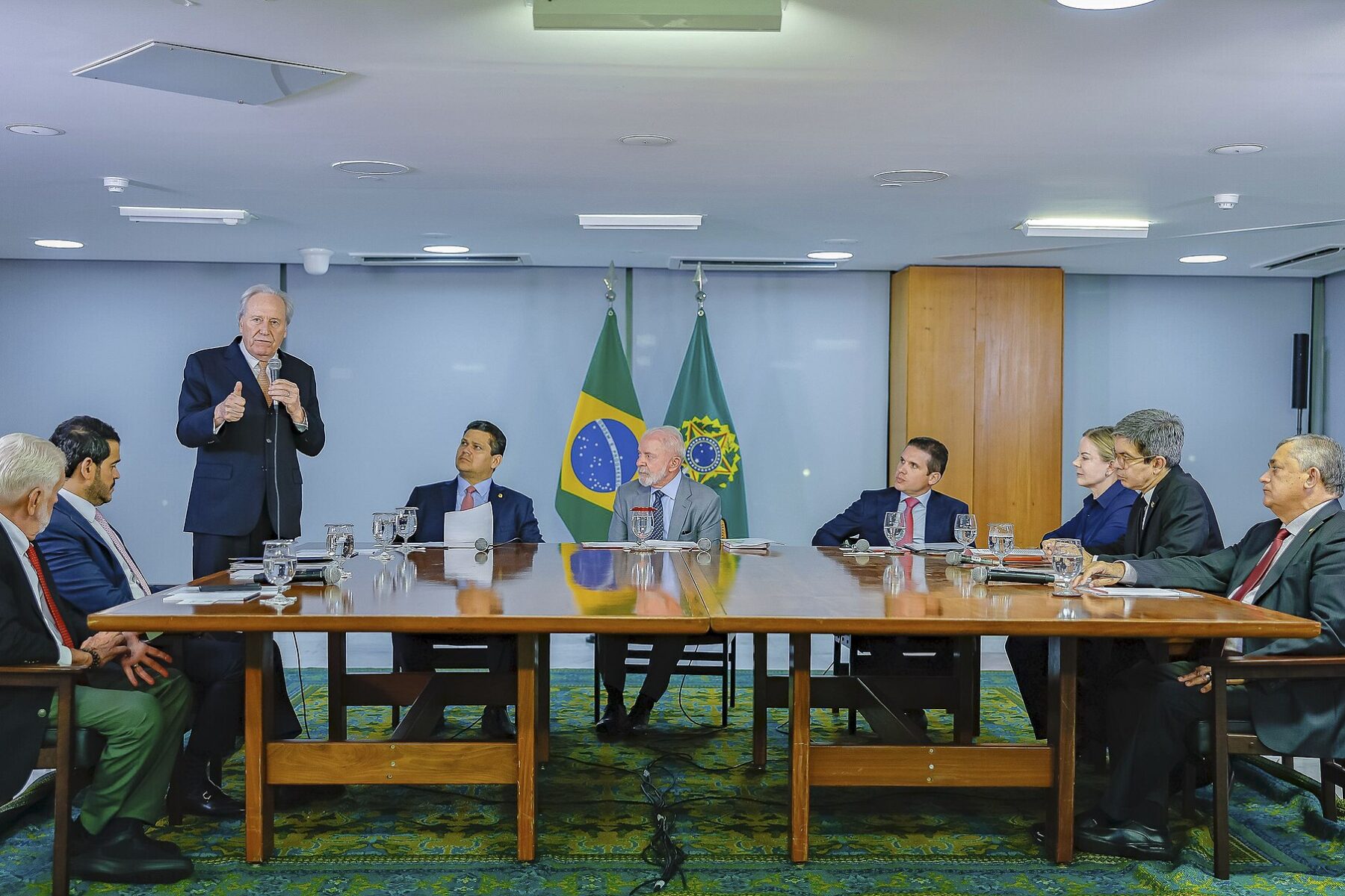 Lula and members of Congress seated at a meeting table in the Planalto Palace