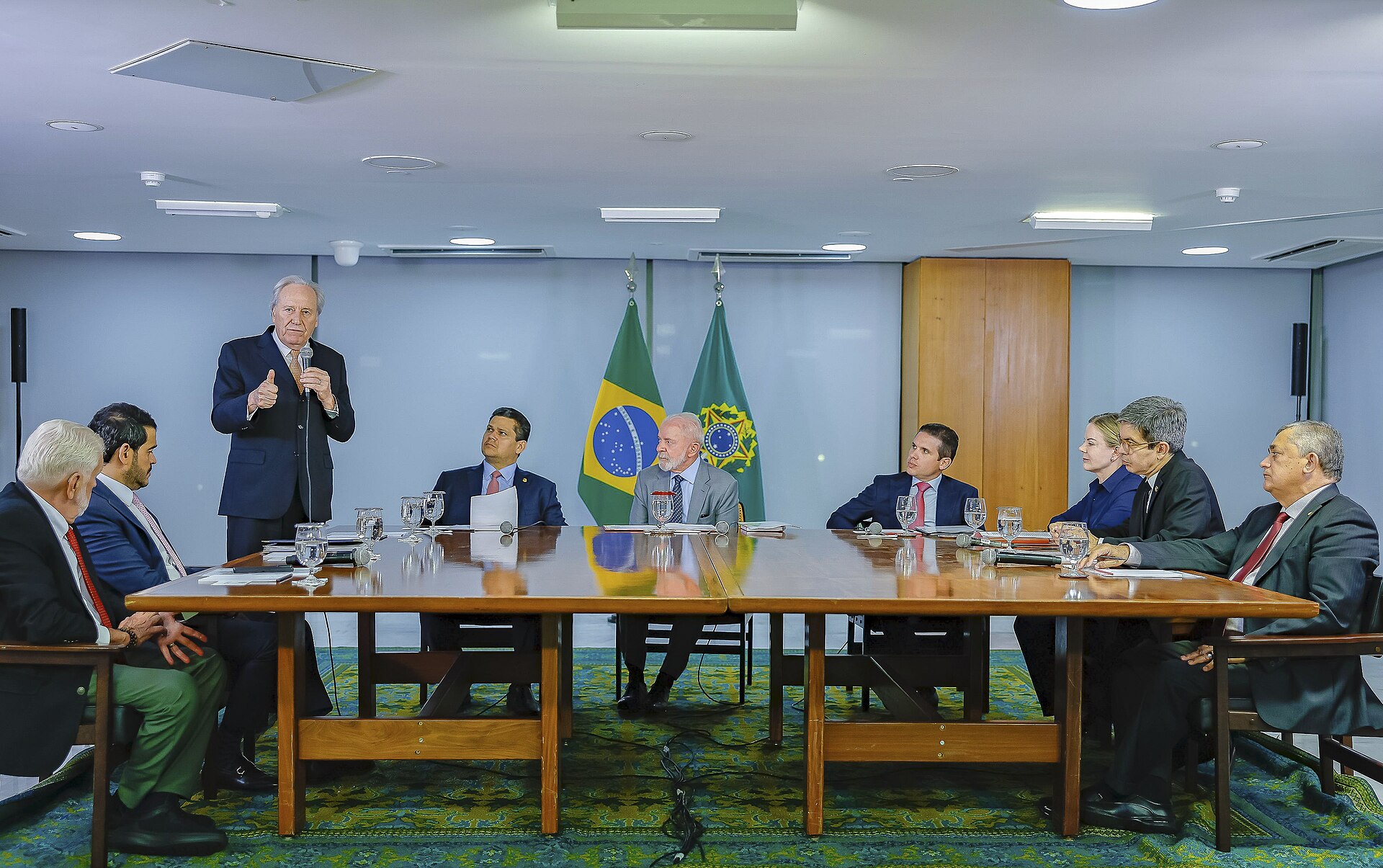 Lula and members of Congress seated at a meeting table in the Planalto Palace