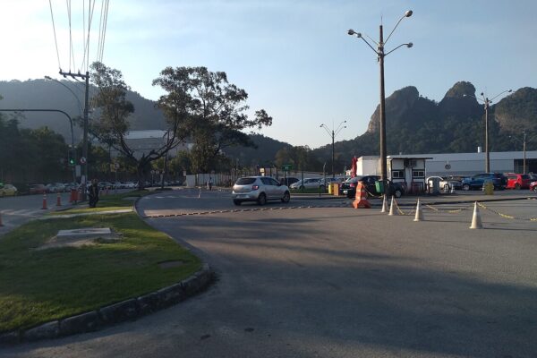 Entrance road and car park of the Estúdios Globo television complex in Rio de Janeiro, with forested hills behind