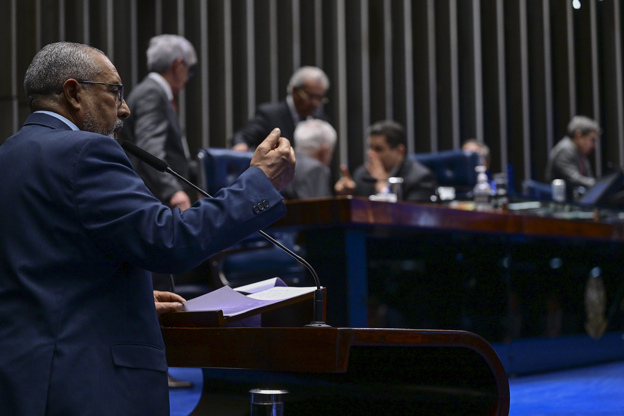 Senator Paulo Paim speaks from the Senate rostrum in Brasília during the debate on ending the six-day work week