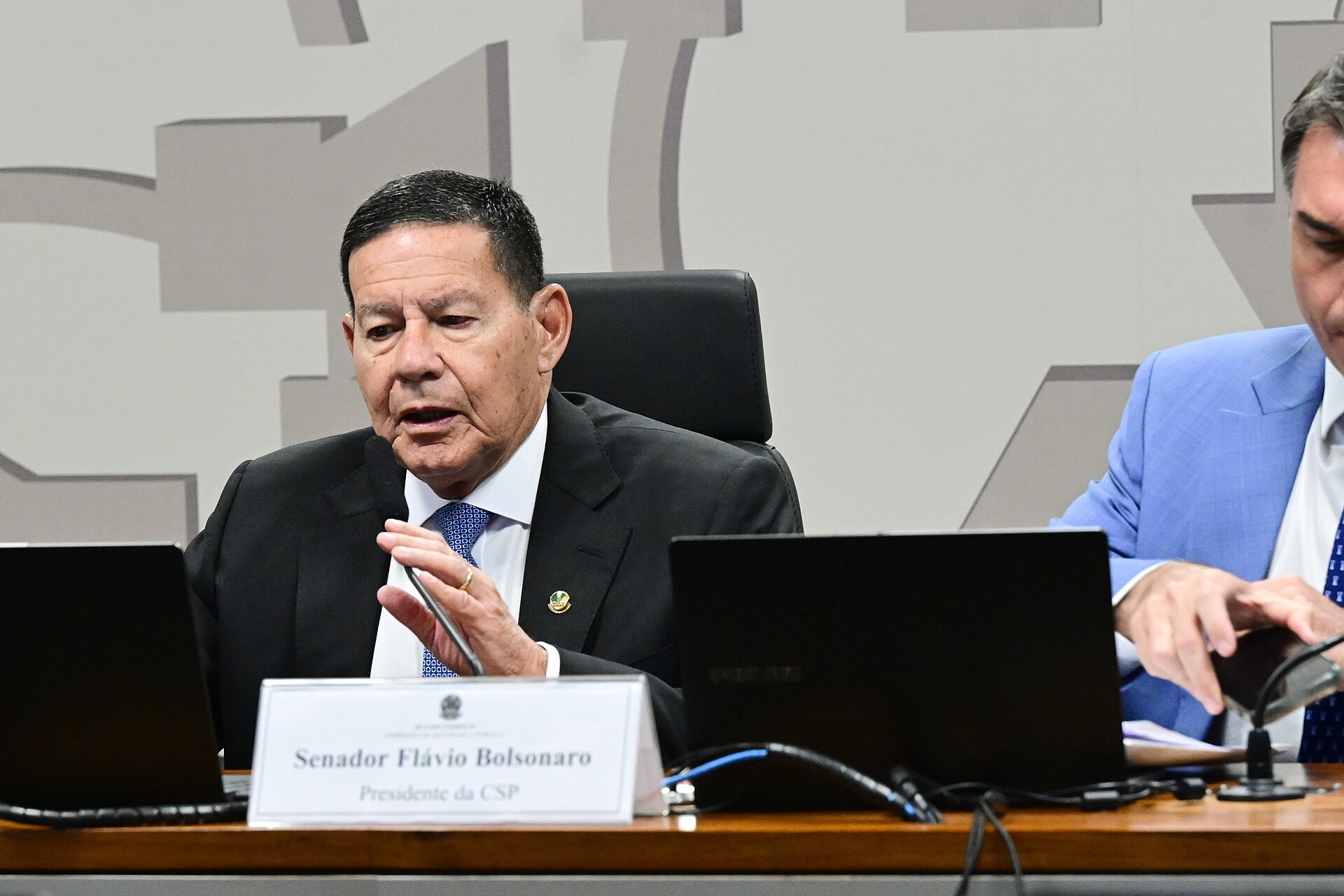 Session of the Brazilian Senate Public Security Committee with a nameplate for Senator Flávio Bolsonaro as chair