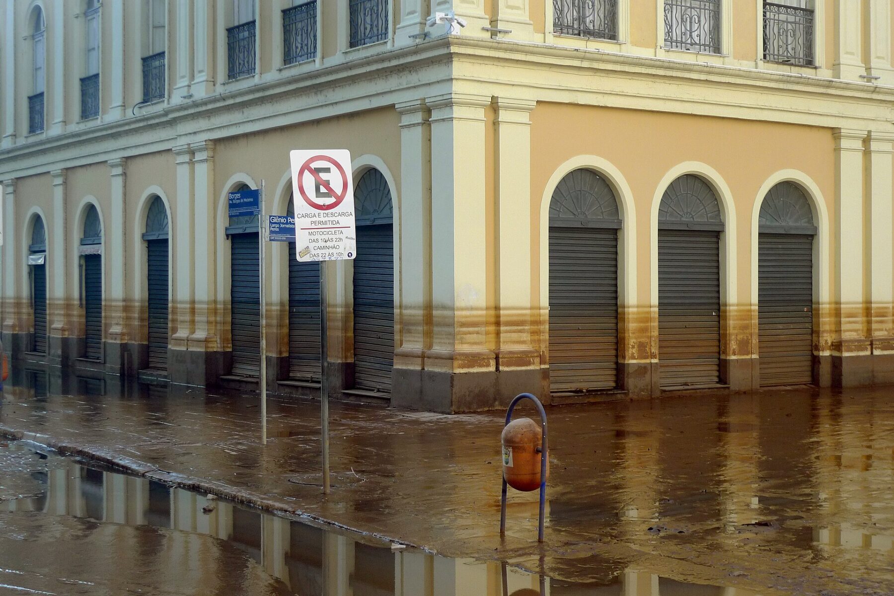 Flood mark on the walls of the Mercado Público in Porto Alegre after the 2024 floods