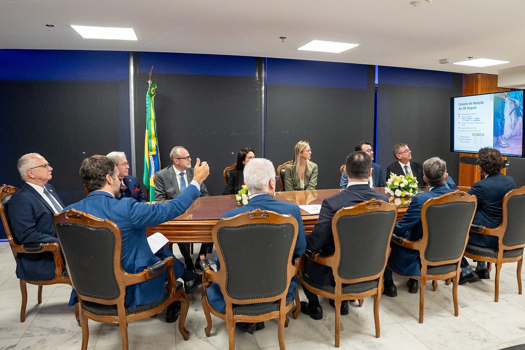 Supreme Court President Edson Fachin in a meeting with a state delegation in Brasília