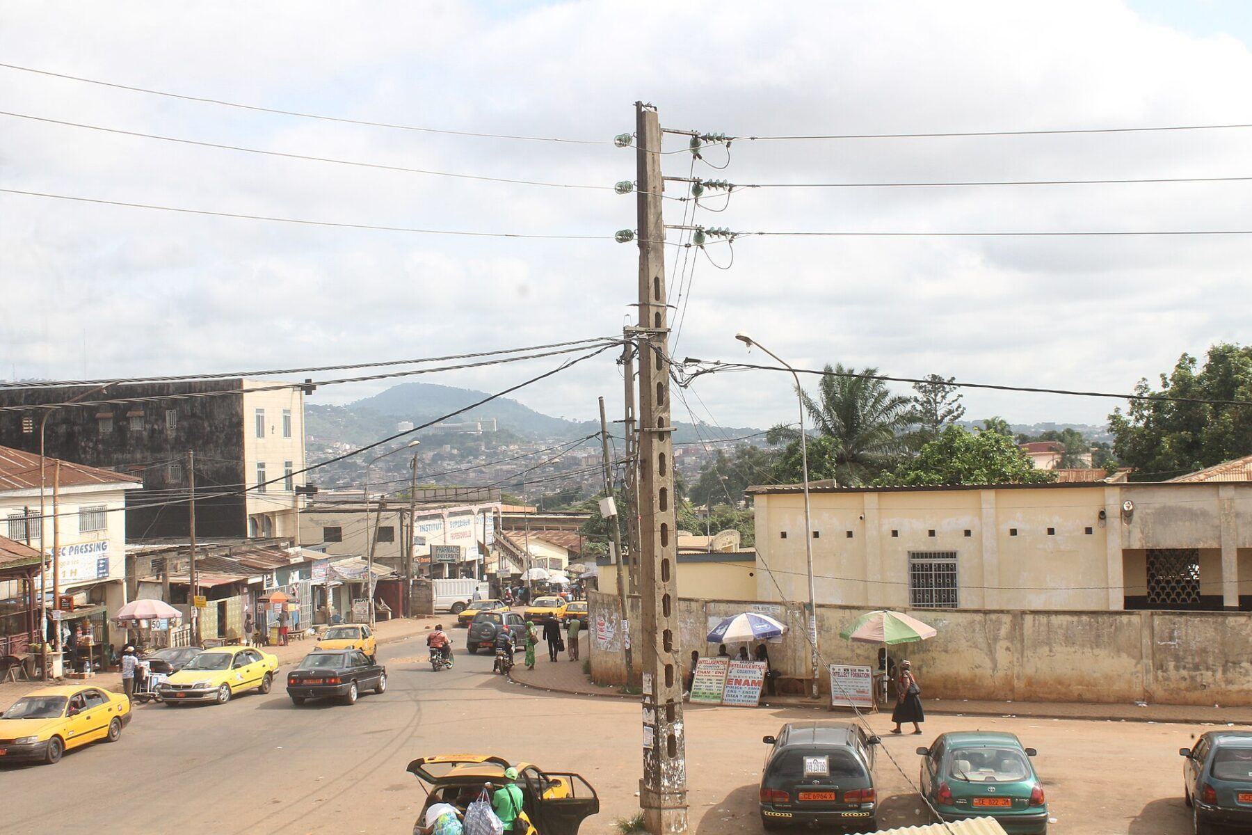 Street and hills in the Ngoa-Ekelle district of Yaounde, Cameroon