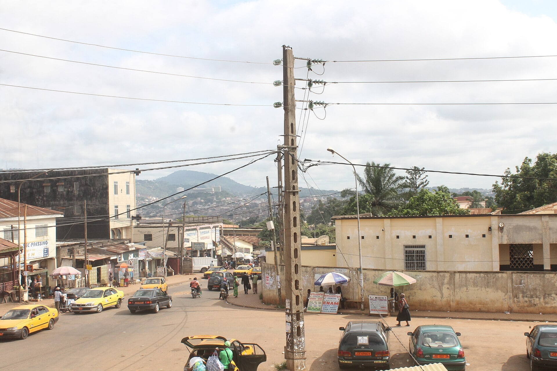 Street and hills in the Ngoa-Ekelle district of Yaounde, Cameroon