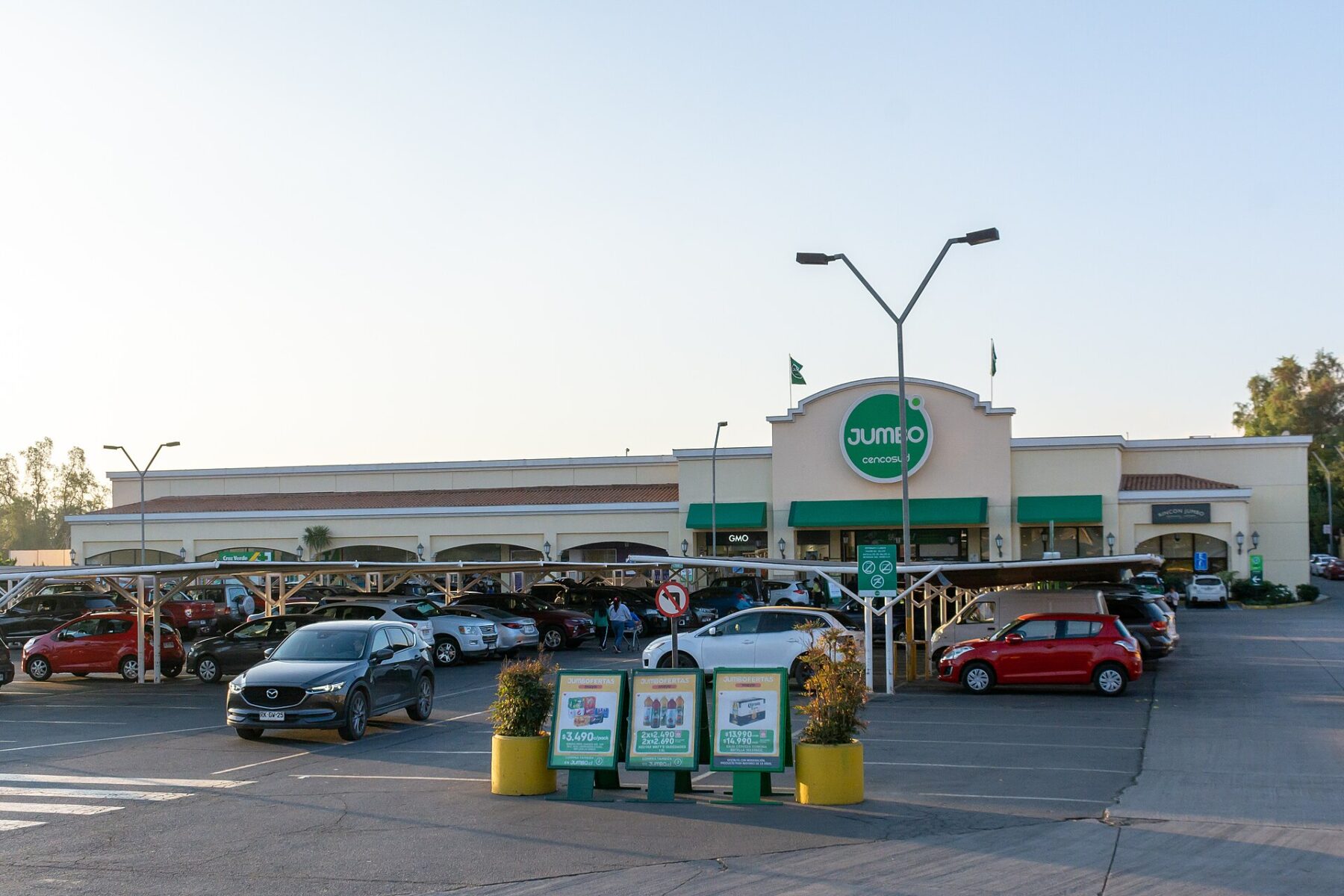 A Jumbo supermarket, a Cencosud banner, with its car park in Los Andes, Valparaiso Region, Chile