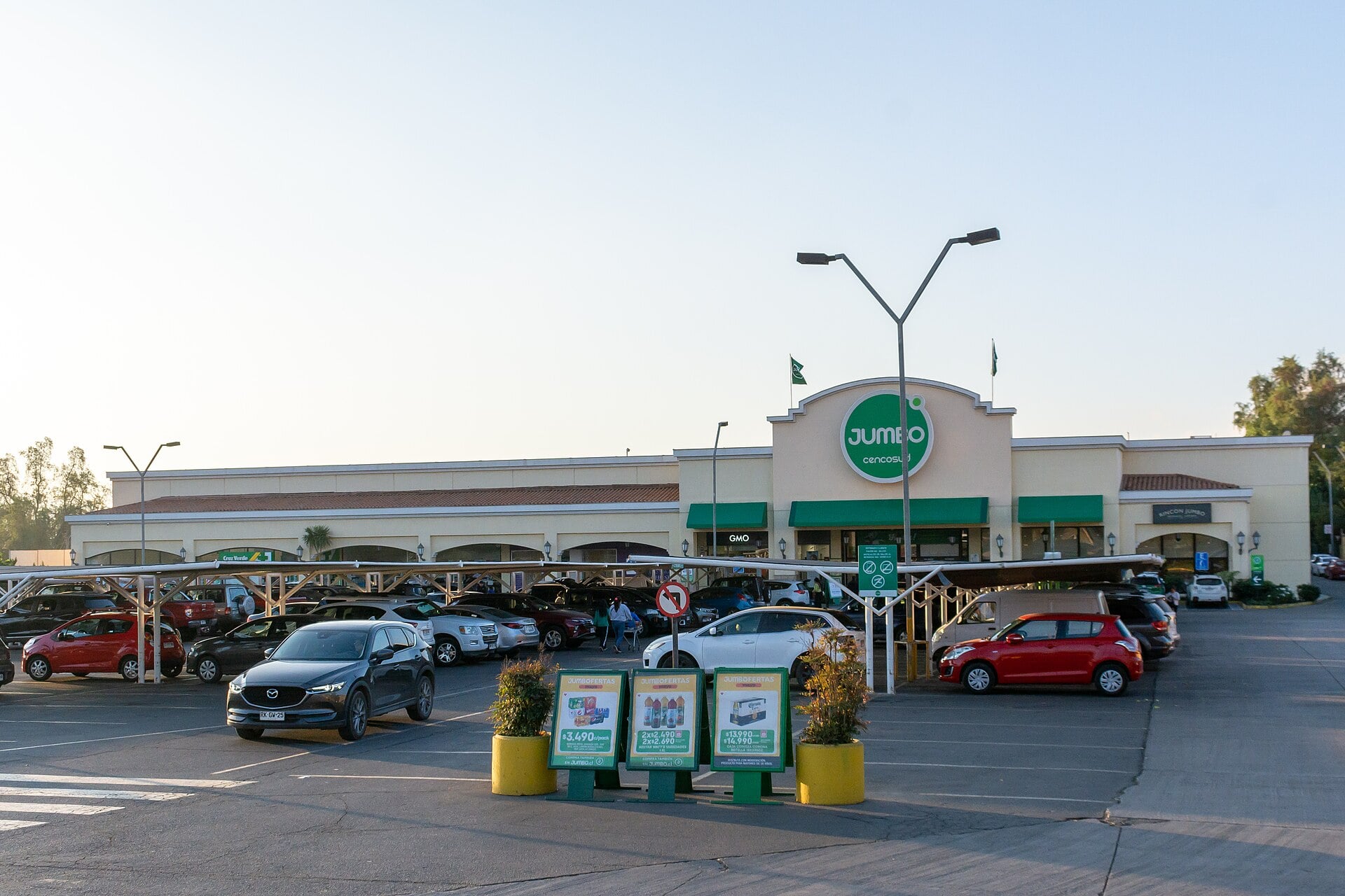 A Jumbo supermarket, a Cencosud banner, with its car park in Los Andes, Valparaiso Region, Chile