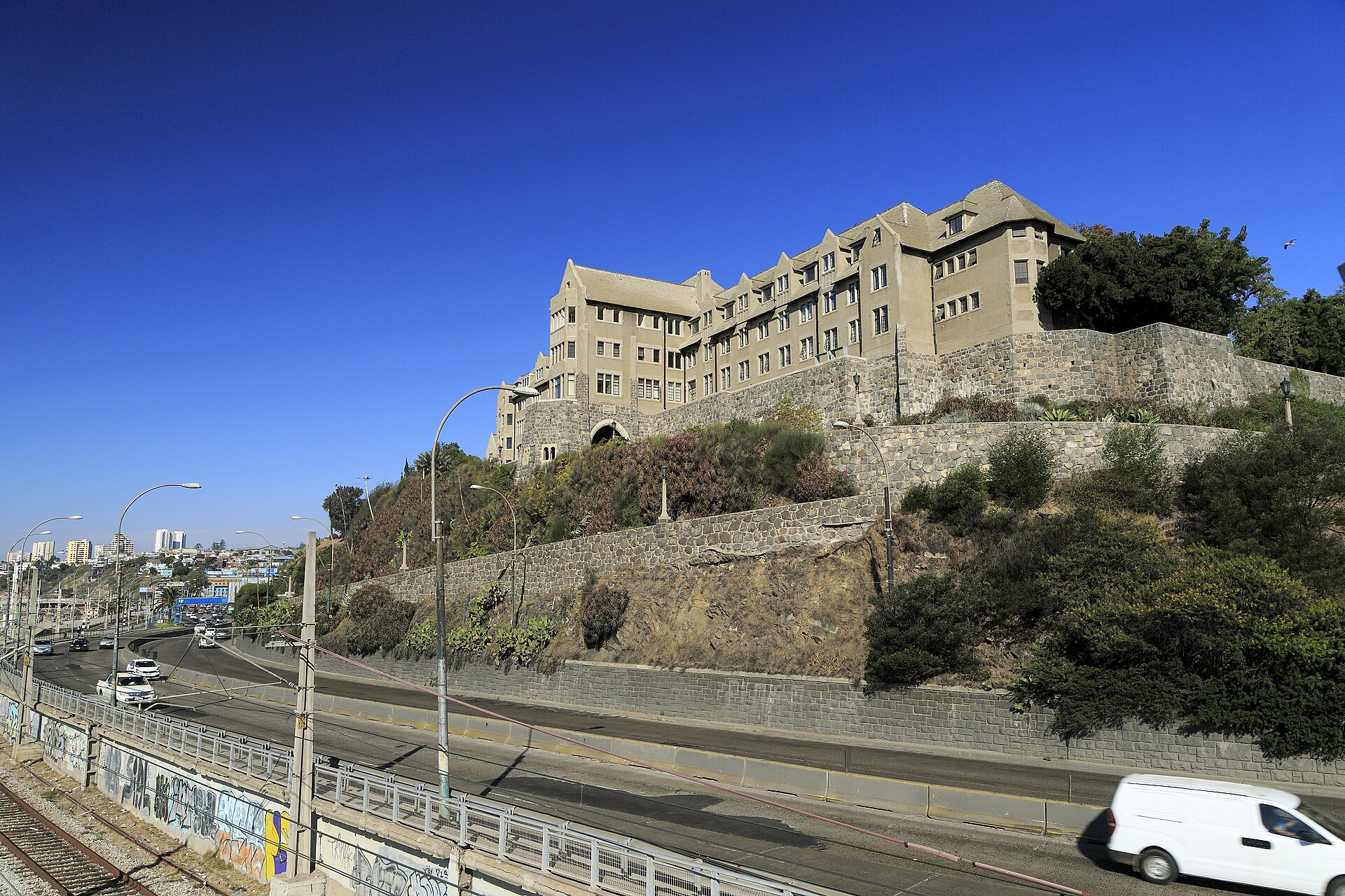 Central building of the Universidad Técnica Federico Santa María above Avenida España in Valparaíso