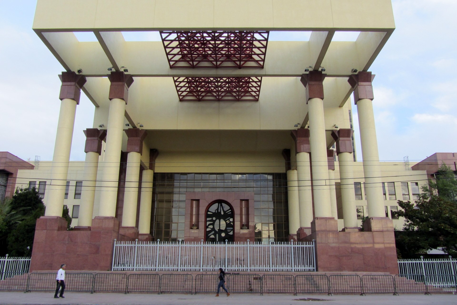 The columned entrance of Chile’s National Congress building in Valparaíso, with a pink granite base and a cream roof slab