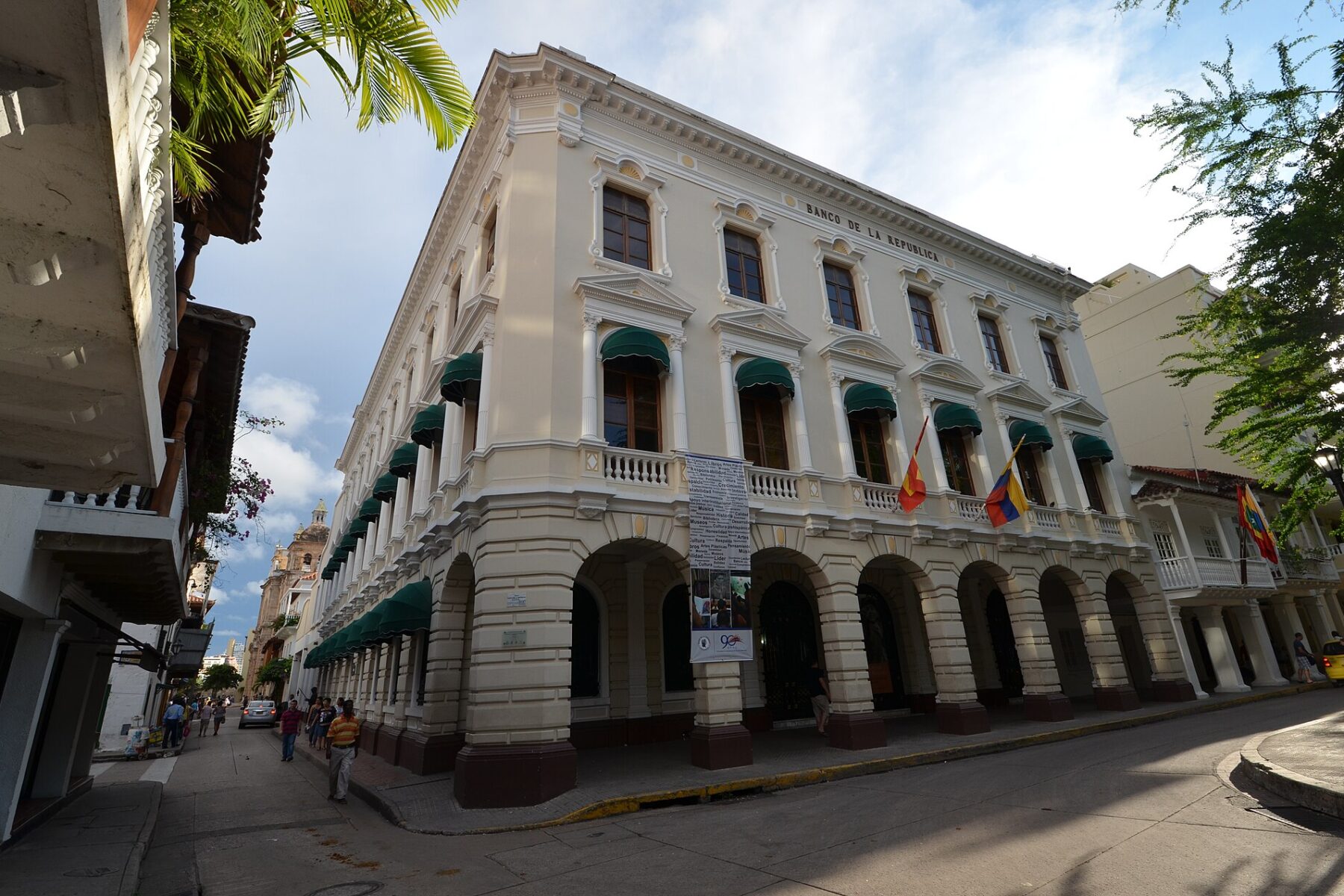 The Banco de la Republica building in Cartagena, Colombia, with the bank name carved above the arched colonnade