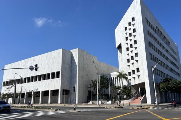 White marble building of the Banco de la República branch in Barranquilla, Colombia, seen from a street corner under a blue sky