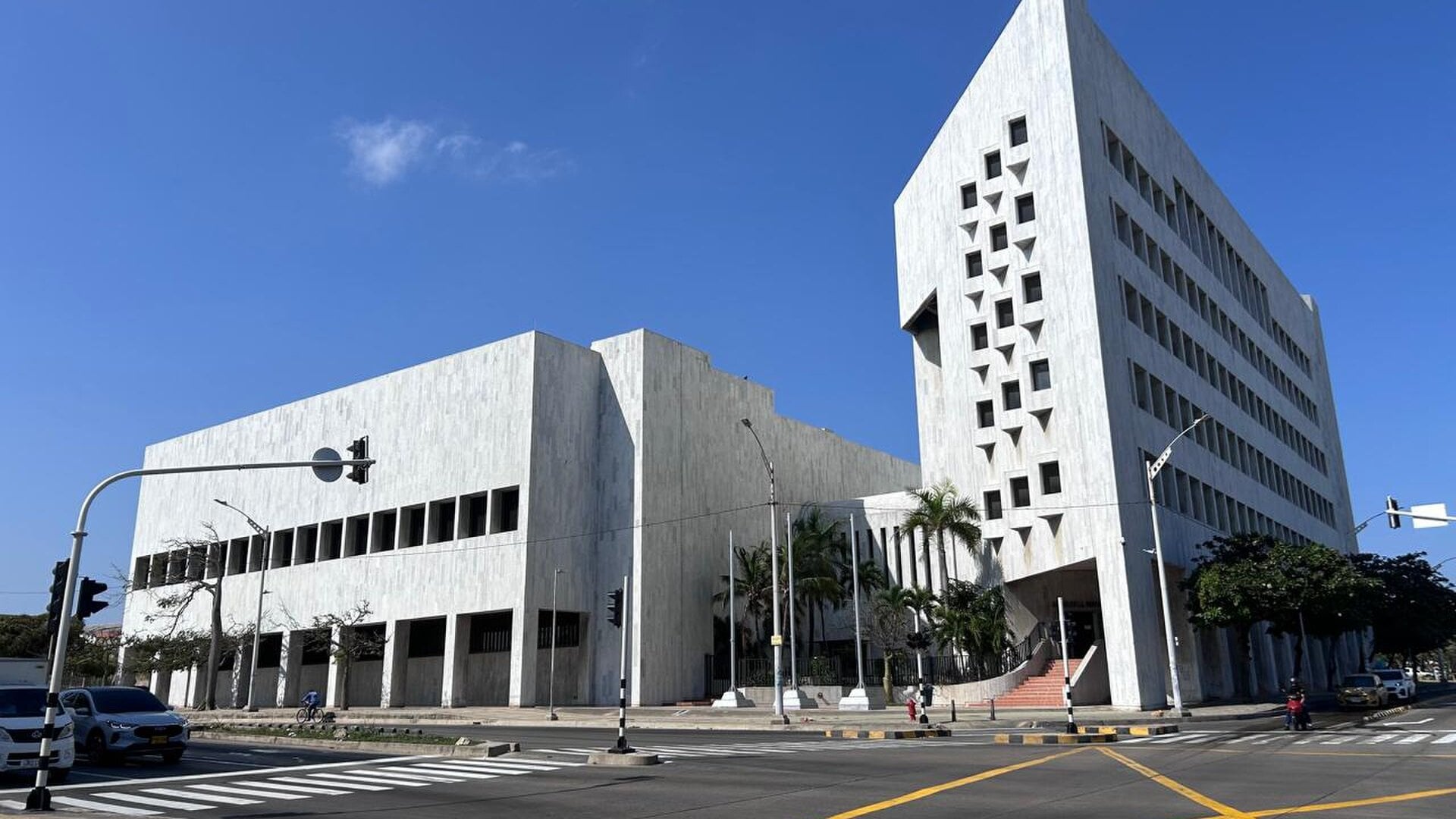 White marble building of the Banco de la República branch in Barranquilla, Colombia, seen from a street corner under a blue sky