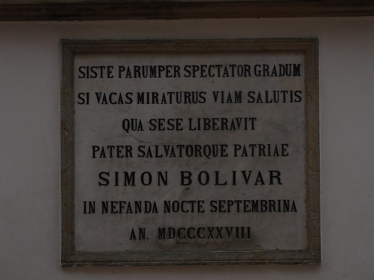 Latin marble plaque on the Palacio de San Carlos in Bogotá recalling Simón Bolívar's escape in September 1828
