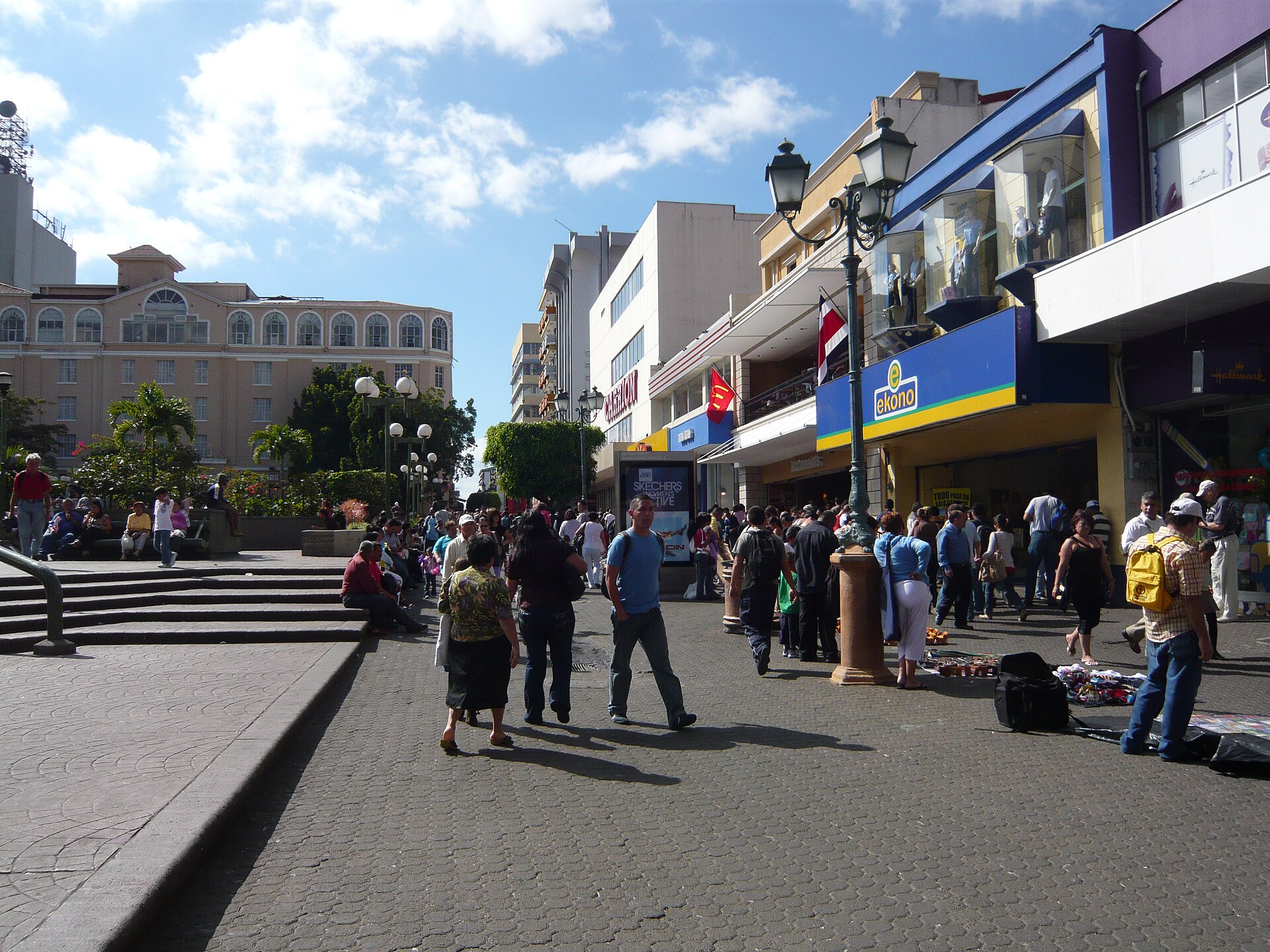 Pedestrians on Avenida Central, a shopping street in central San José, Costa Rica