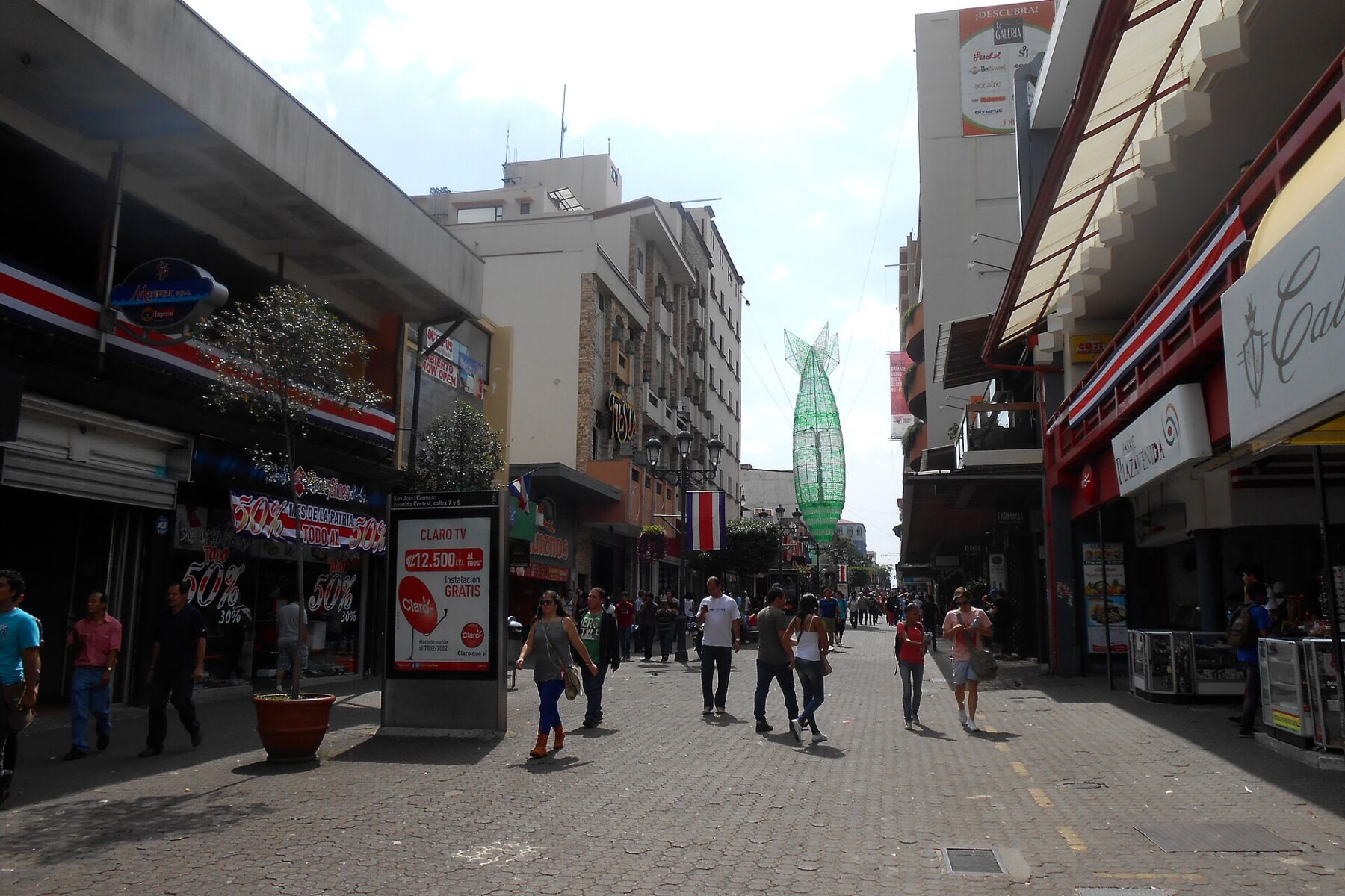 Pedestrians on Avenida Central, the shopping boulevard in downtown San José, Costa Rica