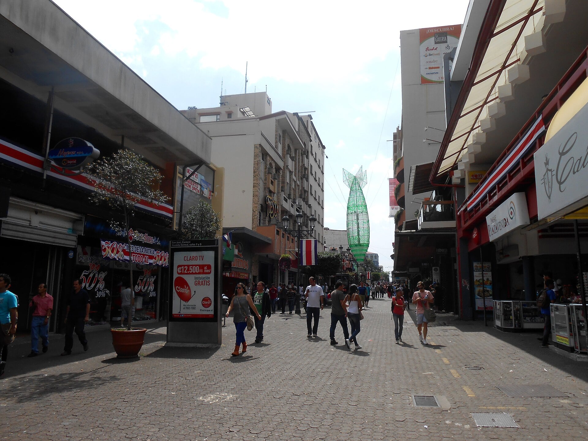 Pedestrians on Avenida Central, the shopping boulevard in downtown San José, Costa Rica
